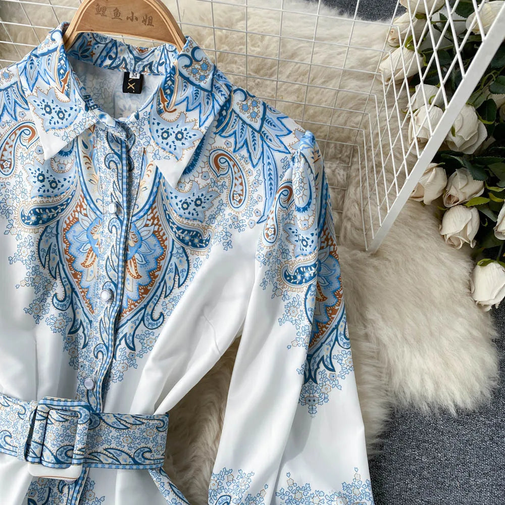 Tailliertes A-Linien-Blumenkleid